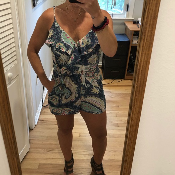 Flattering Fun Summer Romper.  ☀️Size Small! - Picture 4 of 8